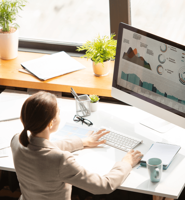 woman typing on computer about healthcare compliance auditing